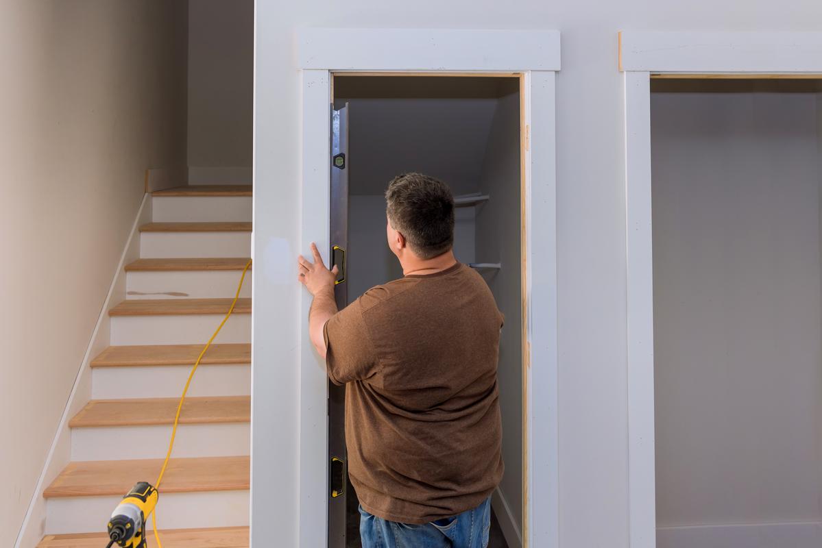 Carpenter at checks level correctness installation door